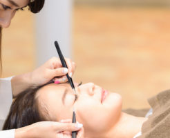 2a7af2e6178b1929aa3eef7818310130 246x200 - 東京の「まつげパーマサロン」のおすすめ３選！